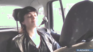 Joven latina trío con los taxistas