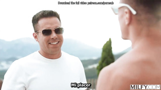 MILF rubia tetona recibe doble penetración