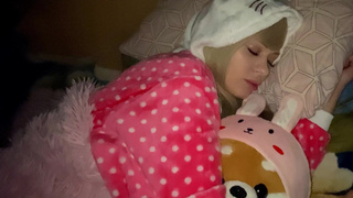 Papá se mete en silencio a la habitación de su hija y consigue un botín de guerra