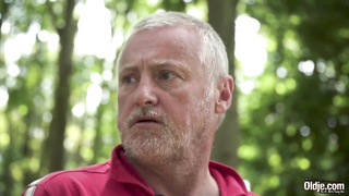 Española Emejota anciano al aire libre