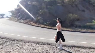 Joven latina se masturba desnuda en la carretera. Estefi