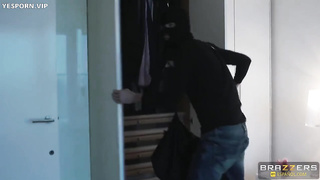 Jasmine James invasión en casa español