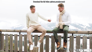 Brandi, la esposa de su jefe, es asada a la parrilla