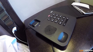 Paola Guerra Comprando su coñito a la camarera puta del hotel