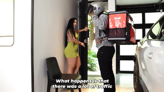 Sarah Black - Horny Milf Gave Great Tip To Delivery Guy (31/12/25)