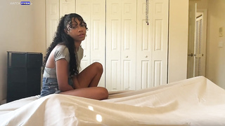 Hermanastra negra aprende a follar