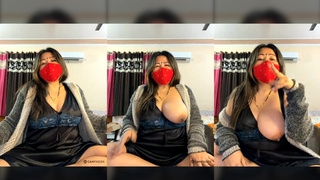 88pink delhi ke Nepali randi bhabhi ka 22 jan evening show black nighty one boobs open show part 1
