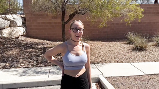 Vecina sexy y en forma le chupa la polla a un estudiante universitario