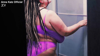 Mientras duerme uso el coño de mi madrastra gorda