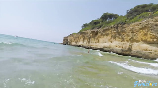 Valentina Blanco nada desnuda en el mar