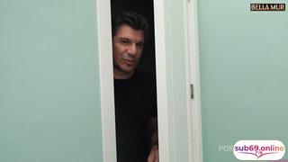 Tomando el culo de su hija mientras ella habla con su novio - sub español