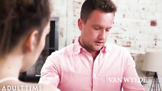 Follando a la niñera. Raven Right