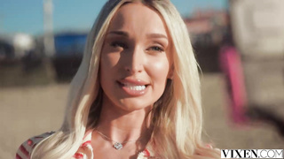 Meagan Moore, sexy blonde influencer