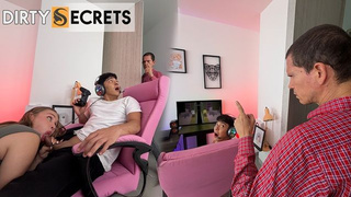 Hannah_Miller's - MI MAMÁ ME PILLA VIENDO PORNO, ACABAMOS FOLLANDO Y MI PAPÁ NOS DESCUBRE