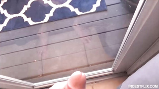 Madre atrapa a su hijo espiándola