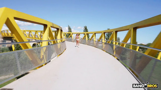 anal en el puente peatonal