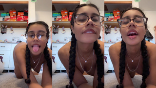 Trulyissa / Essuhh Plays With Her Tongue And Spit