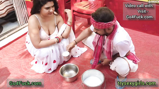 Desi Indian Doodhwala Bhaiya With Bade Bade Doodh Wali Bhabhi ji When Her Husband Not at Home Hindi