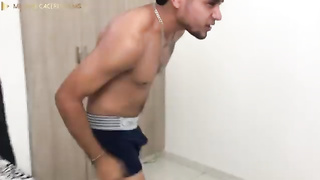 Celosa de la novia de su hernastro hermanastra le pide que le folle el culo