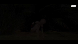 Крошка с большим членом трахает свою подругу в пустыне 1 серия