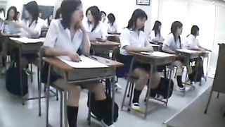 Todas dejamos que el profesor nos mire el escote y las bragas para aprobar el examen.......