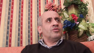 Jovencita manoseada por el padrastro