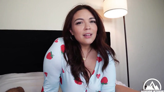 Scarlett Venom - Curvy Stepsis Seduces You (24/3/26)