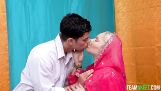 Una latina hindú aprende el método del incasutra