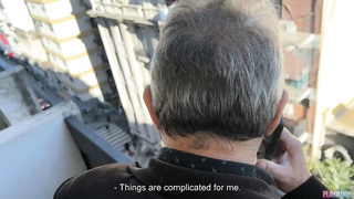 Joven Latina tatuada con maduro Bautista