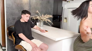 Latina descubre a su novio con su amiga y hacen trío