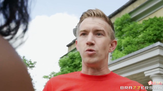 Kiki Minaj  - Nude To The Neighborhood (Brazzers Exxtra)