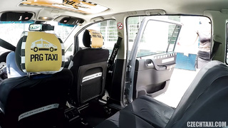 Chica Europea doble penetración anal en el taxi