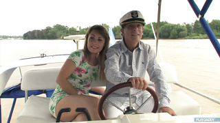 Joven Latina contrata lancha, El Maduro dueño se la folla,