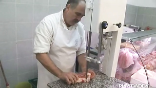 Carnicero maduro folla a clienta latina en la carniceria