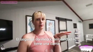 El hijo duerme con su mamá en la misma cama - sub aleatorio