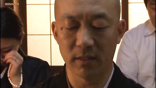 [GDQN-021] Mourning clothes and gal mom On the night of the wake, my gal wife spreads her legs when