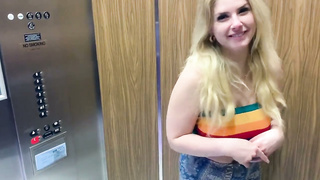 Riley Reign - Perra blanca se come una polla negra que conoció en el elevador