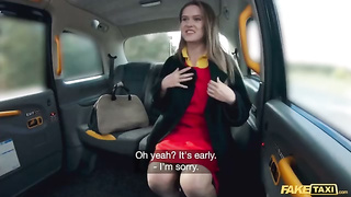 Taxi falso se quita el condón y le penetra el culo