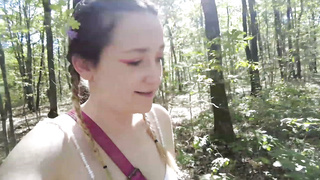 Au milieu des arbres, Louise a envie d'utiliser son dildo !