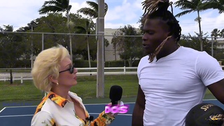 Seka black - Una abuela rubia (Seka Black) entrevista a un joven negro (Louie Small) para follar.