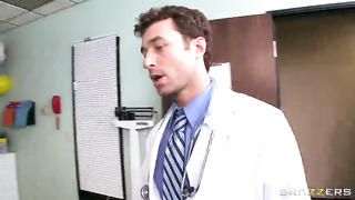 Enfermera Hot Madison Ivy Es Follada Duro Por James Deen