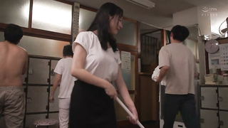[URE-109-SUBS] Plump bikini fuck sequel is the hot spring boiling pon with added live-action. Kusaka