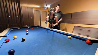 Marilyn Daniela TRANS Colombiana aprende a jugar al billar