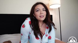 Scarlett Venom - Curvy Stepsis Seduces You