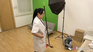 Aisha Montero Señora de la limpieza con un gran trasero se folla una polla joven y gruesa