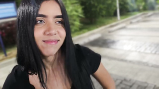 Joven latina engaña a su novio en habitación de hotel