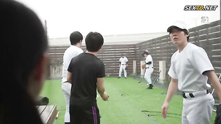 [SONE-689] A baseball team member and their cute manager trapped in the clubroom during a rainstorm.