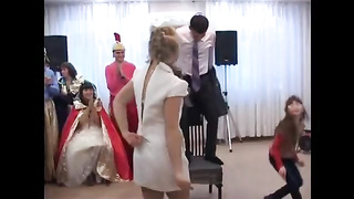 Конкурс на русской свадьбе, невеста топлесс