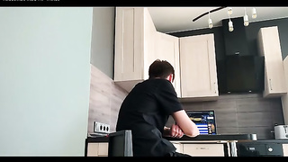 eva elfie Chica adolescente infiel follada mientras su novio está en el portátil