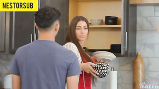 Koda Monroe en la cocina sub español